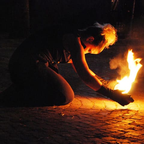 Laura Baldini performer danza con il fuoco