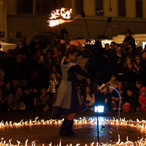 Laura Baldini performer arti del fuoco